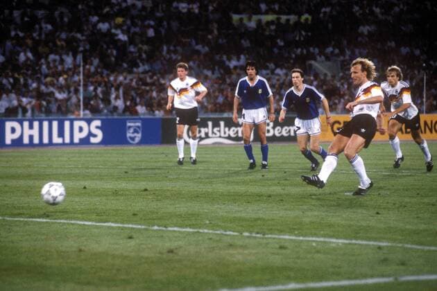 Andreas Brehme (Deutschland) verwandelt den Elfmeter zum 0:1 Endstand Fußball WM Herren Weltmeisterschaft 1990, Finale, Argentinien - Deutschland 0:1, Länderspiel, Stadio Olimpico, Vneg Gruppe Olympiastadion Rom Dynamik, Spannung,
