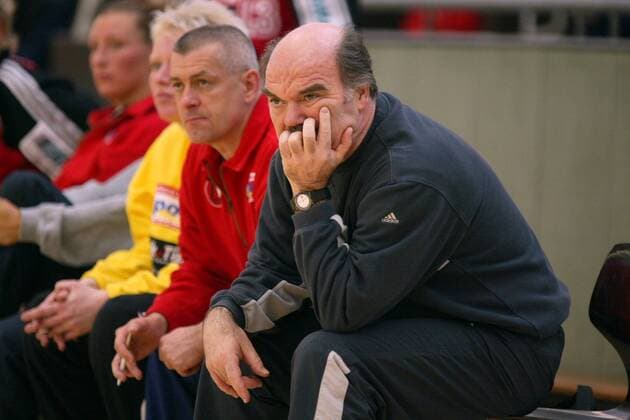 Trainer Dr. Hans-Jürgen Gerlach (vorn, Lützellinden) nachdenklich auf der Trainerbank Handball EC 3 Damen EHF-Cup 2001 2002, Pokal, Europapokal, Europacup, TV Lützellinden Einzelbild Sporthalle Gießen-Ost Gießen, Giessen Nachdenklichkeit