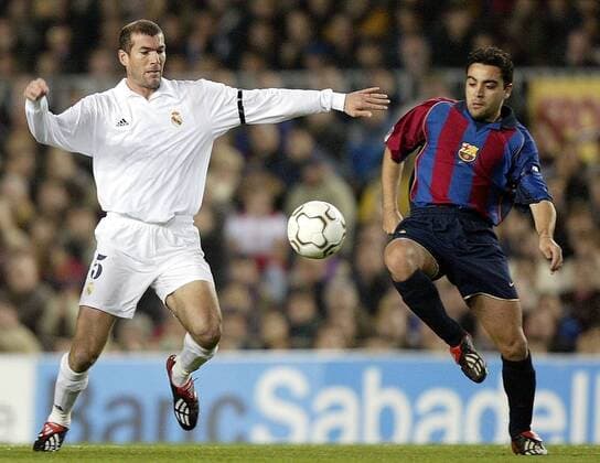 Xavi Hernandez (Barca, re.) gegen Zinedine Zidane (Real) Fußball Herren Primera Division 2001 2002, 1. Spanische Liga, FC Barcelona - Real Madrid 1:1, Vdig Gruppe Nou Camp Barcelona Dynamik,