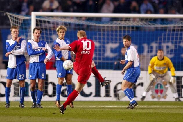 Freistoß von Jörg Albertz (4.v.li., HSV) Fußball 1. BL Herren Saison 2001 2002, Hertha BSC Berlin - Hamburger SV 6:0, Hamburg Gruppe Olympiastadion Berlin Dynamik, Abwehr,