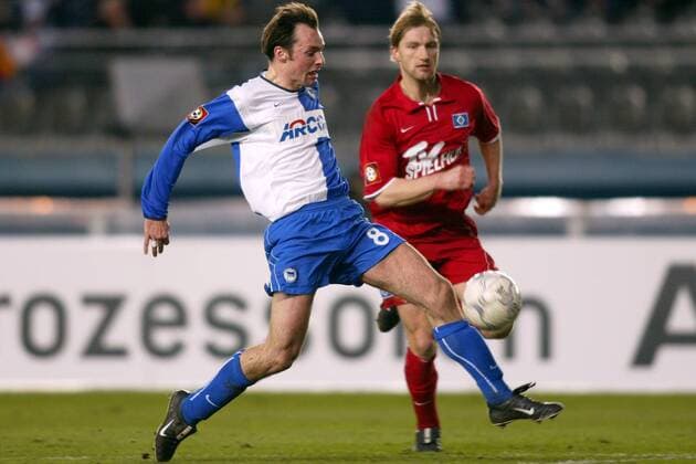 Bart Goor (li., Hertha) auf dem Weg zum 2:0 gegen Fukal (HSV) Fußball 1. BL Herren Saison 2001 2002, Hertha BSC Berlin - Hamburger SV 6:0, Hamburg Gruppe Olympiastadion Berlin Dynamik,