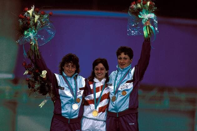 Olympiasiegerin Bonnie Blair (USA, Mitte), Zweite Christa Rothenburger (li.) und Dritte Karin Kania (beide DDR) - Siegerehrung Eisschnellauf OS Winter Damen Olympische Winterspiele 1988, Olympia, Olympiade, Spiele, Eisschnelllauf, Eisschnelllaufen, Gruppe Olympic Oval Calgary Harmonie, Freude