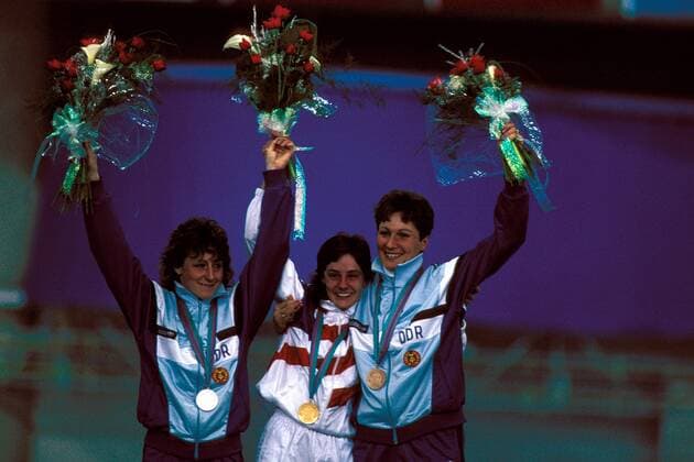 Olympiasiegerin Bonnie Blair (USA, Mitte), Zweite Christa Rothenburger (li.) und Dritte Karin Kania (beide DDR) - Siegerehrung Eisschnellauf OS Winter Damen Olympische Winterspiele 1988, Olympia, Olympiade, Spiele, Eisschnelllauf, Eisschnelllaufen, Gruppe Olympic Oval Calgary Harmonie, Glück Freude,