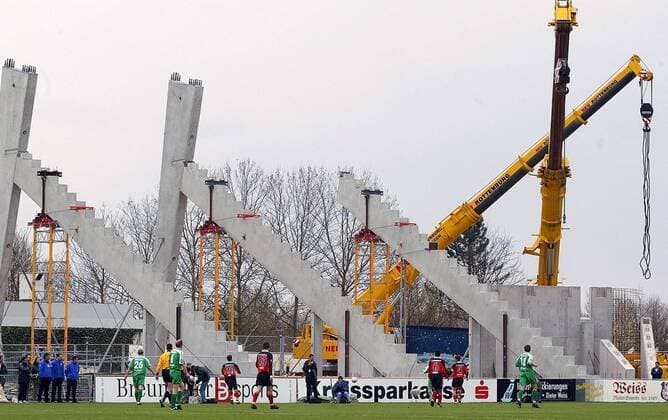 Baustelle im Stadion an der Kreuzeiche Fußball 2. BL Herren Saison 2001 2002, SSV Reutlingen - Rot-Weiß Oberhausen 0:2, RW, RWO, Vdig Totale Stadion an der Kreuzeiche Reutlingen