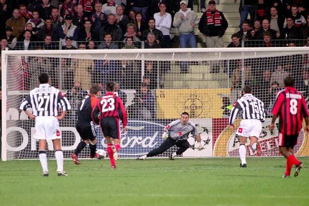 Elfmeter Leverkusen: Torwart Gianluigi Buffon (Mitte, Juve) gegen Torwartkollegen Hans-Jörg Butt (2.v.li., Leverkusen) Fußball EC 1 Herren Champions League 2001 2002, Bayer 04 Leverkusen - Juventus Turin (Italien) 3:1, Gruppe BayArena Leverkusen Dynamik,