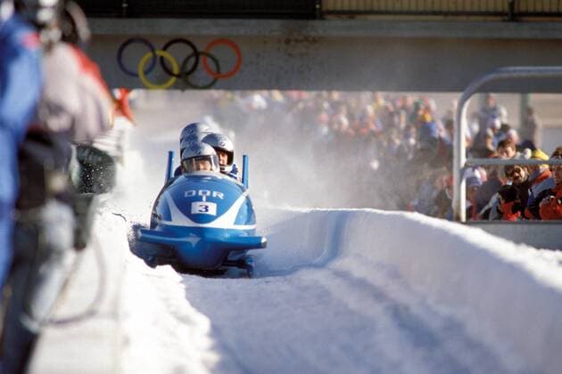 Pilot Wolfgang Hoppe, Dietmar Schauerhammer, Bogdan Musiol und Ingo Voge (DDR I) Bobsport OS Winter Herren Olympische Winterspiele 1988, Olympia, Olympiade, Spiele, Viererbob, Vierer-Bob, 4er Totale Olympic Park Calgary