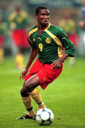 Samuel Fils Eto o (Kamerun) am Ball Fußball Länderspiel Herren Freundschaftsspiel 2000, Frankreich - Kamerun 1:1, Nationalmannschaft, Nationalteam, Nationaltrikot Einzelbild Stade de France Paris  