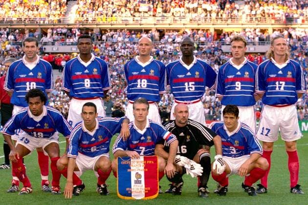 Mannschaftsfoto Frankreich, hinten v. li.: Zinedine Zidane, Marcel Desailly, Frank Leboeuf, Lilian Thuram, Stephane Guivarc h, Emmanuel Petit, vorn: Christian Karembeu, Youri Djorkaeff, Didier Deschamps, Torwart Fabien Barthez, Bixente Lizarazu Fußball WM Herren Weltmeisterschaft 1998, Nationalmannschaft, Nationalteam, Nationaltrikot, Länderspiel, Finale Totale Stade de France Paris, Saint Denis  