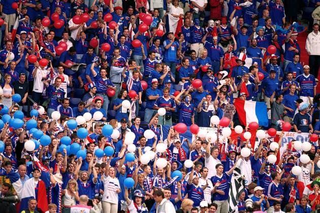 Fußball, EM Finale 2000 in Rotterdam, Frankreich - Italien 2-1 n.V. Französische Fans mit Luftballons in Landesfarben Fußball EM Herren Europameisterschaft 2000, Länderspiel, Finale, Endspiel, Frankreich, Vneg Totale De Kuip Rotterdam  