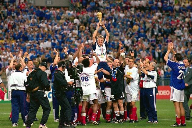 Nationaltrainer Aime Jacquet (Frankreich) präsentiert die Weltmeister-Trophäe Fußball WM Herren Weltmeisterschaft 1998, Länderspiel, Nationalmannschaft, Nationalteam, Nationaltrikot, Endspiel Totale Stade de France, tragen, schultern, hochleben Paris, Saint Denis Freude, Begeisterung,  