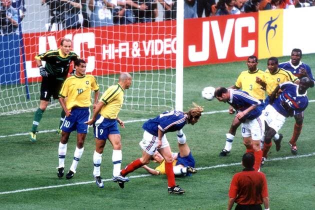 Zinedine Zidane (Frankreich) - Kopfball zum 2:0 Fußball WM Herren Weltmeisterschaft 1998, Länderspiel, Nationalmannschaft, Nationalteam, Nationaltrikot, Endspiel Totale Stade de France Paris, Saint Denis Dynamik,  