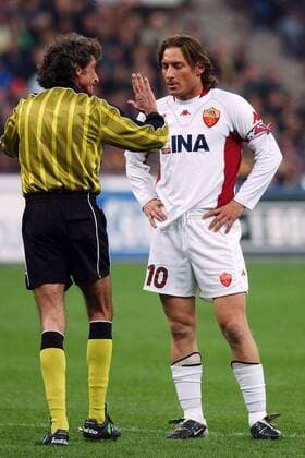 Schiedsrichter Graciano Cesari (Italien) im Gespräch mit Francesco Totti (Roma) Fußball Herren Serie A 2001 2002, 1. Italienische Liga, Mailand - AS Rom 3:1, Vdig Gruppe Stadio Giuseppe Meazza, San Siro Mailand