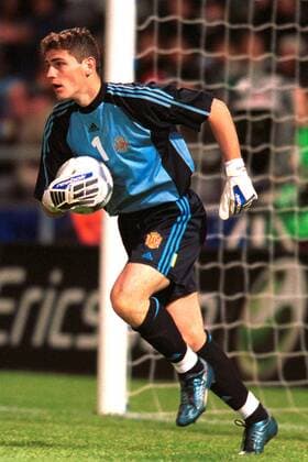 Torwart Iker Casillas (Spanien) am Ball Fußball Länderspiel Herren Freundschaftsspiel 2001, Nationalmannschaft, Nationalteam, Nationaltrikot Einzelbild Estadio Municipal Colombino Huelva Dynamik,  