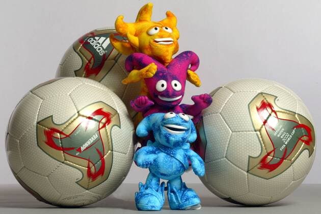 Der offizielle Spielball und die Maskottchen Ato (gelb), Kaz (lila) und Nik (blau) für die Weltmeisterschaft 2002 Fußball WM Herren Weltmeisterschaft 2002, Gruppe Berlin