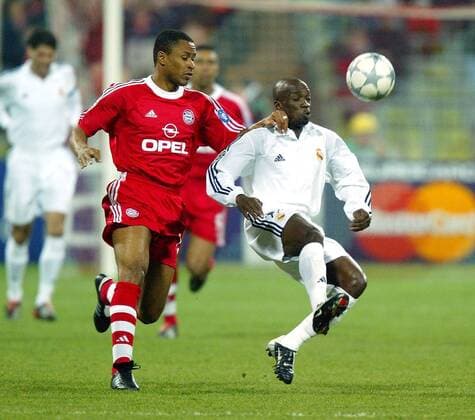 Claude Makelele (Real, re.) gegen Paulo Sergio (Bayern) Fußball EC 1 Herren Champions League 2001 2002, Viertelfinale, FC Bayern München - Real Madrid (Spanien) 2:1 Gruppe Olympiastadion München Dynamik,