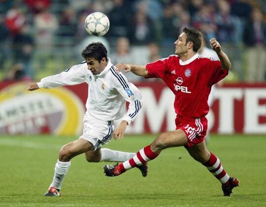 Raul Gonzalez (Real, li.) gegen Robert Kovac (Bayern) Fußball EC 1 Herren Champions League 2001 2002, Viertelfinale, FC Bayern München - Real Madrid (Spanien) 2:1 Gruppe Olympiastadion München Dynamik,