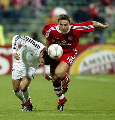 Robert Kovac (Bayern, re.) gegen Raul Gonzalez (Real) Fußball EC 1 Herren Champions League 2001 2002, Viertelfinale, FC Bayern München - Real Madrid (Spanien) 2:1 Gruppe Olympiastadion München Dynamik, Kampf
