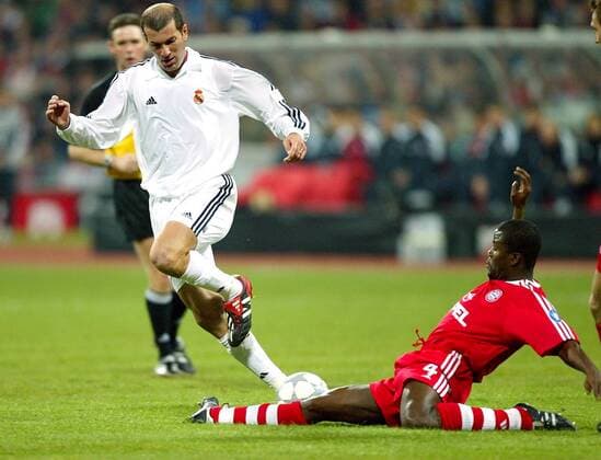 Zinedine Zidane (Real, li.) gegen Samuel Osei Kuffour (Bayern) Fußball EC 1 Herren Champions League 2001 2002, Viertelfinale, FC Bayern München - Real Madrid (Spanien) 2:1 Gruppe Olympiastadion München Dynamik,