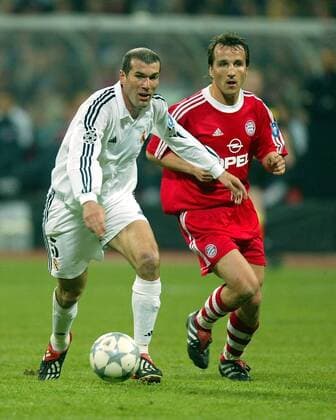 Zinedine Zidane (Real, li.) gegen Jens Jeremies (Bayern) Fußball EC 1 Herren Champions League 2001 2002, Viertelfinale, FC Bayern München - Real Madrid (Spanien) 2:1 Gruppe Olympiastadion München Dynamik,