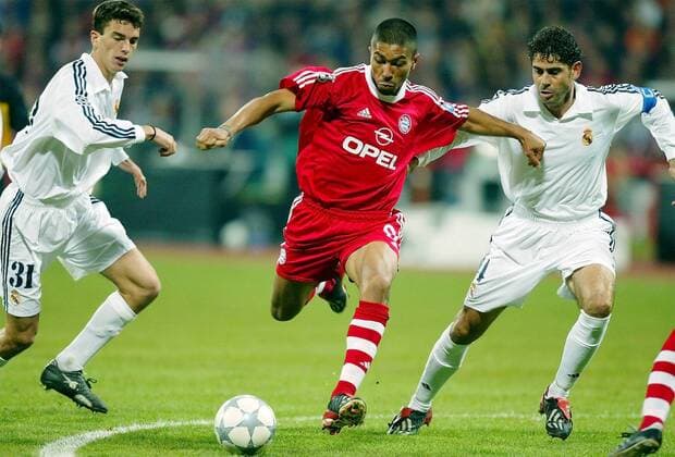 Giovane Elber (Bayern, Mitte) gegen Fernando Hierro (re.) und Francisco Pavon (beide Real) Fußball EC 1 Herren Champions League 2001 2002, Viertelfinale, FC Bayern München - Real Madrid (Spanien) 2:1 Gruppe Olympiastadion München Dynamik,
