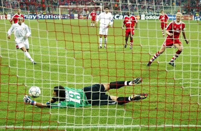 Torwart Cesar Sanchez (Real) hält den Elfmeter von Stefan Effenberg (Bayern) Fußball EC 1 Herren Champions League 2001 2002, Viertelfinale, FC Bayern München - Real Madrid (Spanien) 2:1 Gruppe Olympiastadion München Abwehr