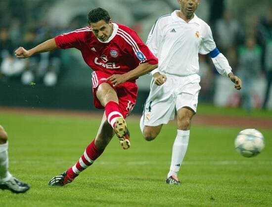 Claudio Pizarro (Bayern) zieht ab Fußball EC 1 Herren Champions League 2001 2002, Viertelfinale, FC Bayern München - Real Madrid (Spanien) 2:1 Einzelbild Olympiastadion München Dynamik,
