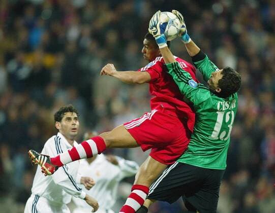 Torwart Cesar Sanchez (Real) gegen Giovane Elber (Bayern) Fußball EC 1 Herren Champions League 2001 2002, Viertelfinale, FC Bayern München - Real Madrid (Spanien) 2:1 Gruppe Olympiastadion München Dynamik, Abwehr, Höhe