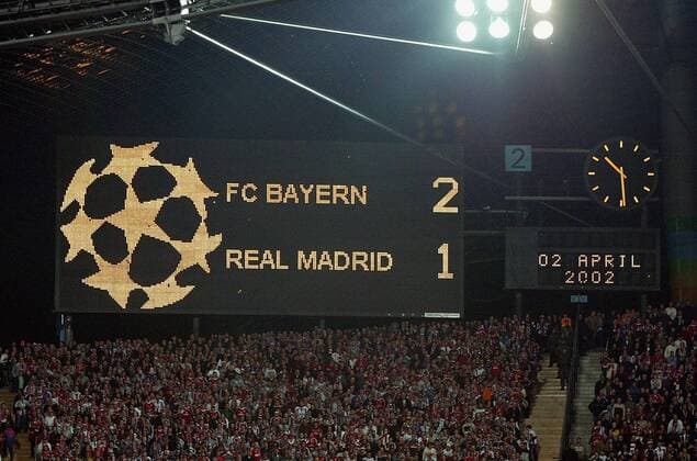Die Stadionanzeige im Olympiastadion zeigt das Endergebnis Fußball EC 1 Herren Champions League 2001 2002, Viertelfinale, FC Bayern München - Real Madrid (Spanien) 2:1 Totale Olympiastadion München