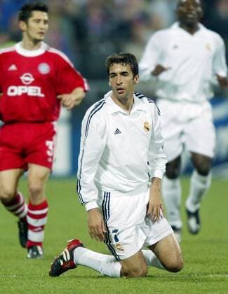 Raul Gonzalez (Real) enttäuscht am Boden Fußball EC 1 Herren Champions League 2001 2002, Viertelfinale, FC Bayern München - Real Madrid (Spanien) 2:1 Einzelbild Olympiastadion München Enttäuschung,