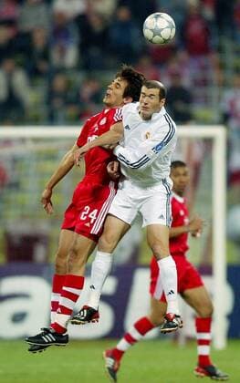Zinedine Zidane (Real, re.) gegen Roque Santa Cruz (Bayern) Fußball EC 1 Herren Champions League 2001 2002, Viertelfinale, FC Bayern München - Real Madrid (Spanien) 2:1 Gruppe Olympiastadion München Dynamik, Kampf, Höhe