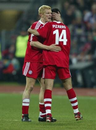 Stefan Effenberg (li.) und Claudio Pizarro (beide Bayern) - Torjubel Fußball EC 1 Herren Champions League 2001 2002, Viertelfinale, FC Bayern München Gruppe Olympiastadion München Freude,