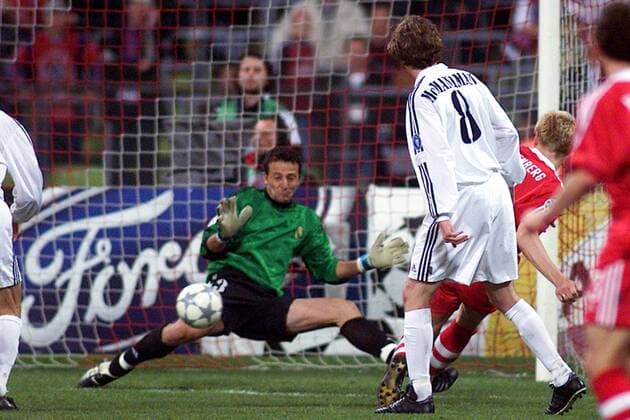Stefan Effenberg (re., Bayern) trifft gegen Torwart Cesar Sanchez (Real) zum 1:1 Fußball EC 1 Herren Champions League 2001 2002, Viertelfinale, FC Bayern München - Real Madrid (Spanien) 2:1, Vdig Gruppe Olympiastadion München Dynamik,