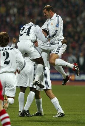 Torjubel Real Madrid, u.a. Zinedine Zidane (re.) und Makelele Fußball EC 1 Herren Champions League 2001 2002, Viertelfinale, München - Real Madrid (Spanien) 2:1 Gruppe Olympiastadion München Freude, Begeisterung,
