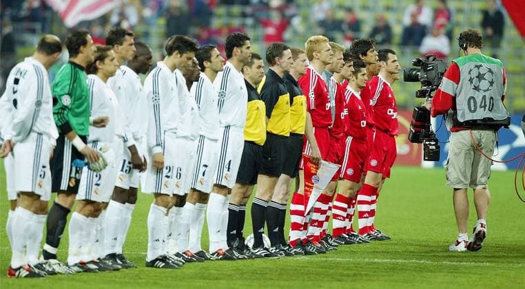 Mannschaftsaufstellung Bayern-Real vor Spielbeginn Fußball EC 1 Herren Champions League 2001 2002, Viertelfinale, FC Bayern München - Real Madrid (Spanien) 2:1 Totale Olympiastadion München