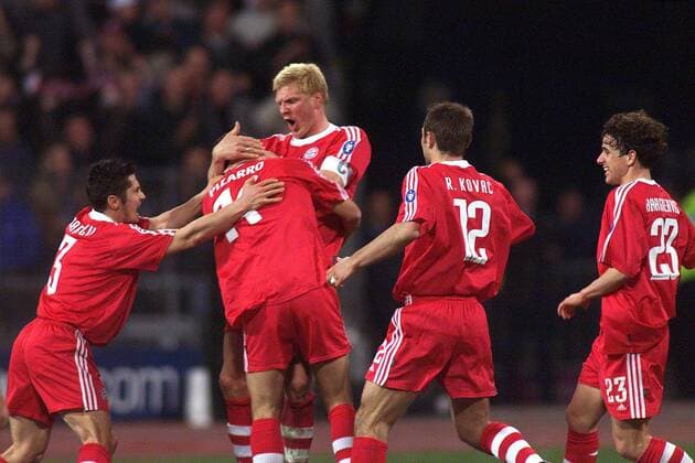 Torjubel Bayern, v.li.: Bixente Lizarazu, Claudio Pizarro, Stefan Effenberg, Robert Kovac und Owen Hargreaves (alle Bayern) Fußball EC 1 Herren Champions League 2001 2002, Viertelfinale, FC Bayern München - Real Madrid (Spanien) 2:1, Vdig Gruppe Olympiastadion München Begeisterung, Freude,