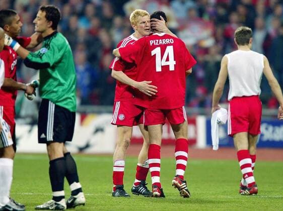 Stefan Effenberg (li.) und Claudio Pizarro (beide Bayern) Fußball EC 1 Herren Champions League 2001 2002, Viertelfinale, FC Bayern München - Real Madrid (Spanien) 2:1 Gruppe Olympiastadion München Freude,