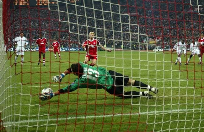 Stefan Effenberg (Bayern) verschießt den Elfmeter gegen Torwart Cesar Sanchez (Real Madrid) Fußball EC 1 Herren Champions League 2001 2002, Viertelfinale, FC Bayern München - Real Madrid (Spanien) 2:1 Totale Olympiastadion München Dynamik, Abwehr