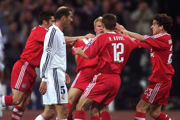 Torjubel Bayern, v.re.: Owen Hargreaves, Kovac, Stefan Effenberg und Lizarazu (li., alle Bayern); Zinedine Zidane (Real) enttäuscht Fußball EC 1 Herren Champions League 2001 2002, Viertelfinale, FC Bayern München - Real Madrid (Spanien) 2:1, Vdig Gruppe Olympiastadion München Begeisterung, Freude,