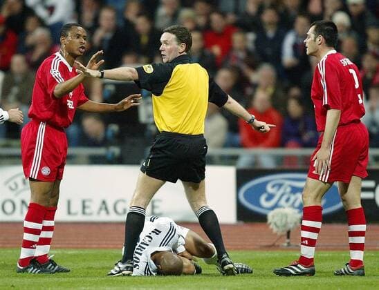 FIFA-Schiedsrichter Hugh Dallas (Schottland) beruhigt die Gemüter, am Boden Roberto Carlos (Real), li. Paulo Sergio und Willy Sagnol (beide Bayern) Fußball EC 1 Herren Champions League 2001 2002, Viertelfinale, FC Bayern München - Real Madrid (Spanien) 2:1 Gruppe Olympiastadion München