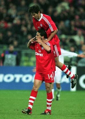 Torschütze Claudio Pizarro (li.) und Roque Santa Cruz (beide Bayern) - Torjubel Fußball EC 1 Herren Champions League 2001 2002, Viertelfinale, FC Bayern München Gruppe Olympiastadion München Freude, Begeisterung,