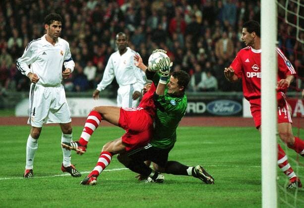 Torwart Cesar Sanchez (Real) gegen Giovane Elber (Bayern) Fußball EC 1 Herren Champions League 2001 2002, Viertelfinale, FC Bayern München - Real Madrid (Spanien) 2:1 Gruppe Olympiastadion München Dynamik, Kampf, Abwehr