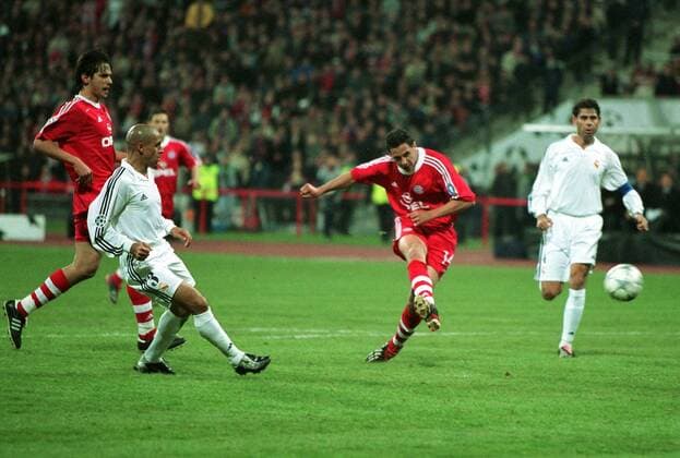 Claudio Pizarro (Bayern, 2. v. re.) zieht ab, li. Roberto Carlos (Real Madrid) Fußball EC 1 Herren Champions League 2001 2002, Viertelfinale, FC Bayern München - Real Madrid (Spanien) 2:1 Gruppe Olympiastadion München Dynamik,