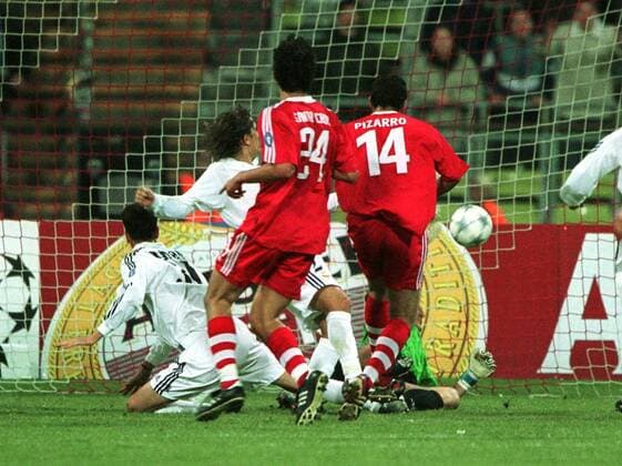 Claudio Pizarro (Bayern, re.) erzielt das Tor zum 2:1 Fußball EC 1 Herren Champions League 2001 2002, Viertelfinale, FC Bayern München - Real Madrid (Spanien) 2:1 Gruppe Olympiastadion München