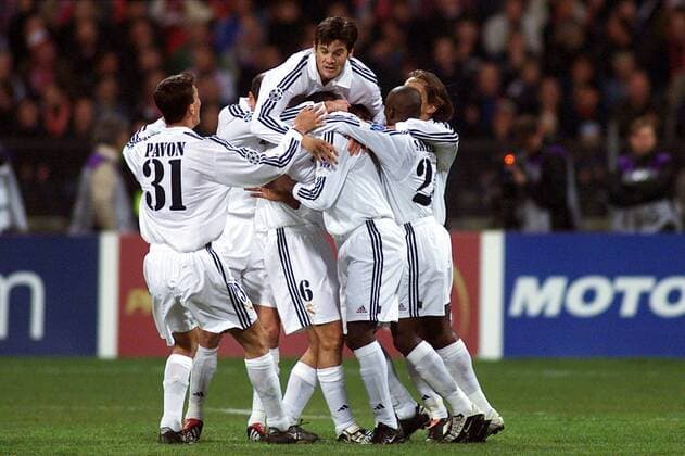 Torjubel Real, u.a. Santiago Solari (oben) Fußball EC 1 Herren Champions League 2001 2002, Viertelfinale, München - Real Madrid (Spanien) 2:1, Vdig Gruppe Olympiastadion München Begeisterung, Freude,