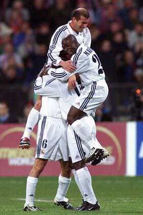 Torjubel Real, u.a. Claude Makelele (re.) und Zinedine Zidane (oben, beide Real) Fußball EC 1 Herren Champions League 2001 2002, Viertelfinale, München - Real Madrid (Spanien) 2:1, Vdig Gruppe Olympiastadion München Begeisterung, Freude,