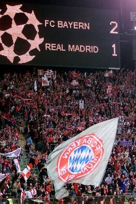 Die Stadionanzeige zeigt das Endergebnis: 2:1 für Bayern Fußball EC 1 Herren Champions League 2001 2002, Viertelfinale, FC Bayern München - Real Madrid (Spanien) 2:1, Vdig Totale Olympiastadion München