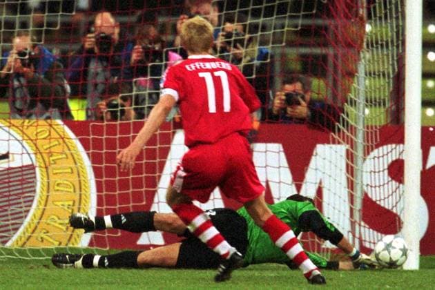 Stefan Effenberg (Bayern, vorn) verschießt den Elfmeter gegen Torwart Cesar Sanchez (Real) Fußball EC 1 Herren Champions League 2001 2002, Viertelfinale, FC Bayern München - Real Madrid (Spanien) 2:1 Gruppe Olympiastadion München Dynamik, Abwehr