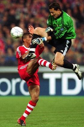 Torwart Cesar Sanchez (Real) gegen Giovane Elber (Bayern) Fußball EC 1 Herren Champions League 2001 2002, Viertelfinale, FC Bayern München - Real Madrid (Spanien) 2:1 Gruppe Olympiastadion München Dynamik, Höhe, Abwehr