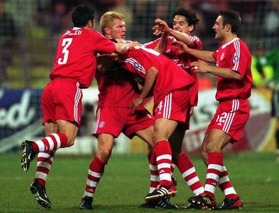 Mannschaftsjubel Bayern, mit Lizarazu, Effenberg, Pizarro, Hargreaves und Kovac Fußball EC 1 Herren Champions League 2001 2002, Viertelfinale, FC Bayern München Gruppe Olympiastadion München Freude,