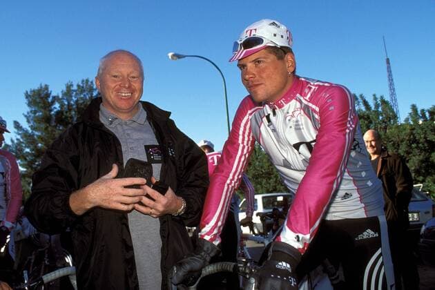 Jan Ullrich (re., Deutschland Team Telekom) und sein sportlicher Leiter Rudy Pevenage (Belgien) Radsport Herren Trainingslager 1999, Training, Radrennsport, Straßenradsport, Straßenradrennsport, Vdia Gruppe Radrennen, Straßenrennen Mallorca Freude,